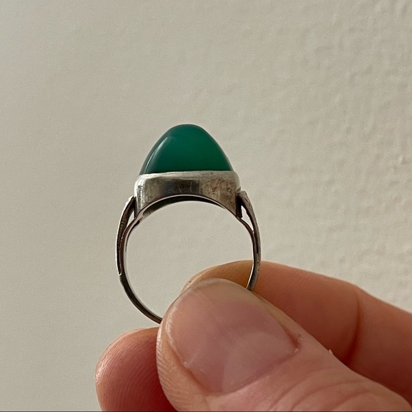 SOLD Antique Tiffany & Co 14k White Gold Sugarloaf Cabochon Chrysoprase Ring - Picture 2 of 12